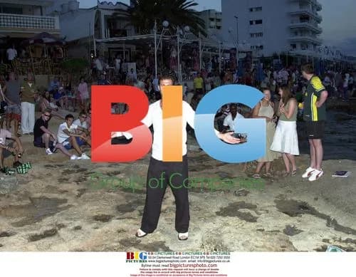 Big Brother's Roberto mugs for Ibiza paps