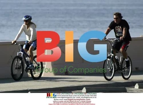 Kurt Russell and Goldie Hawn Bike Ride in Malibu