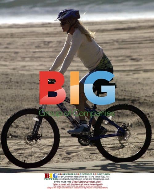 Kurt Russell and Goldie Hawn bike ride in Malibu