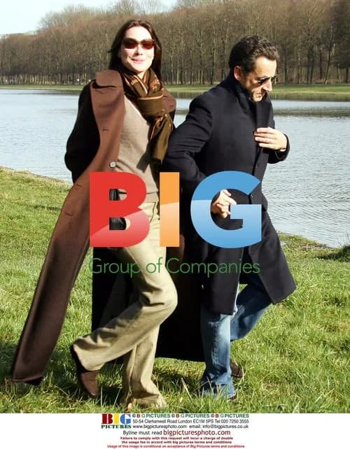 Newlywed Sarkozys take stroll at Versailles