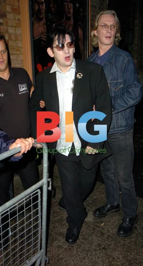 Shane McGowan leaving Babyshambles gig in London