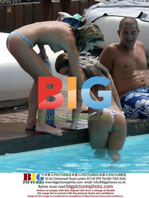 Twisted Sisterz Singers Relax in Spain