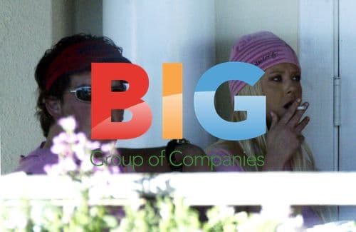 Tara Reid Has Lunch with Friends