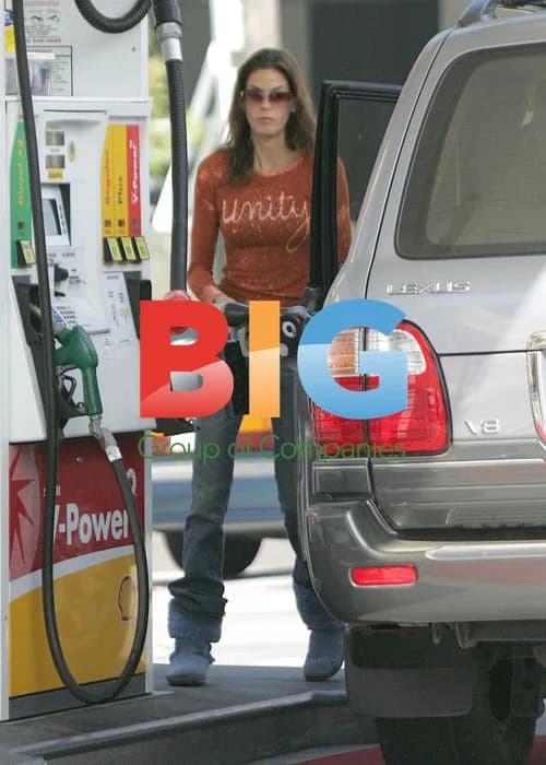 Teri Hatcher fills up at gas station