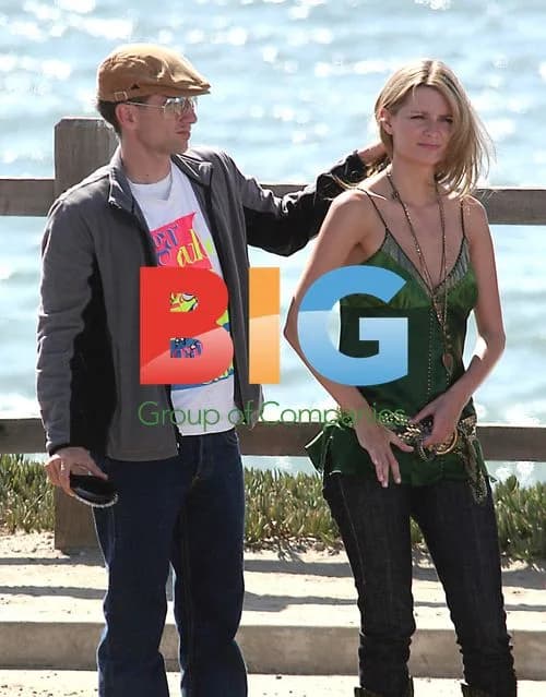 Mischa Barton and Rachel Bilson on The OC set