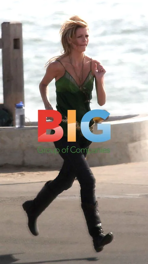 Mischa Barton and Rachel Bilson on The OC set