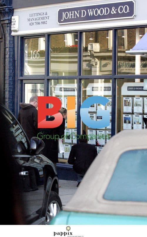 Tina Hobley Spotted with New Boyfriend and Daughter