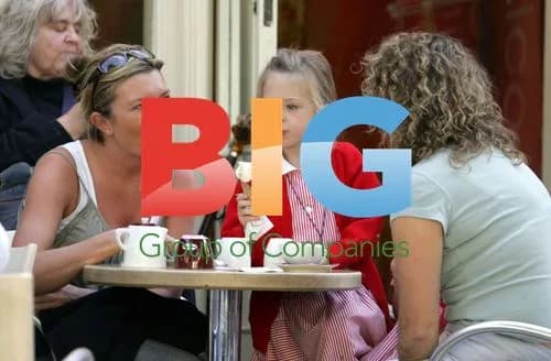 Tina Hobley enjoys tea with daughter
