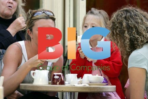 Tina Hobley Shops with Daughter