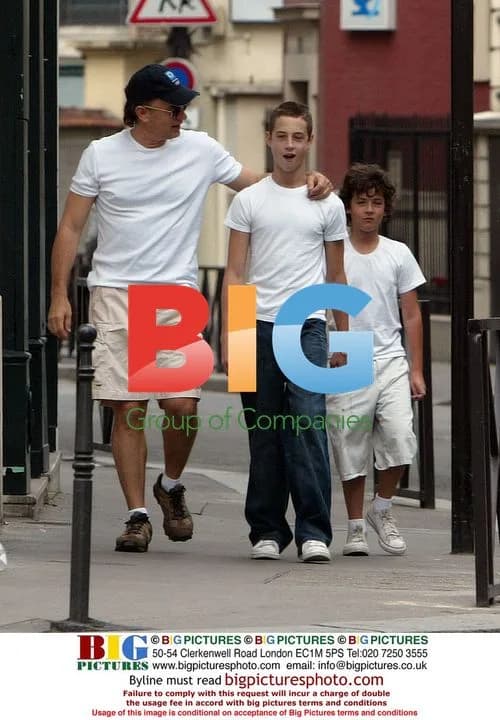 Tom Hanks and kids sightseeing in Paris