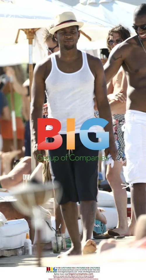 Usher and Girlfriend Relax in South France