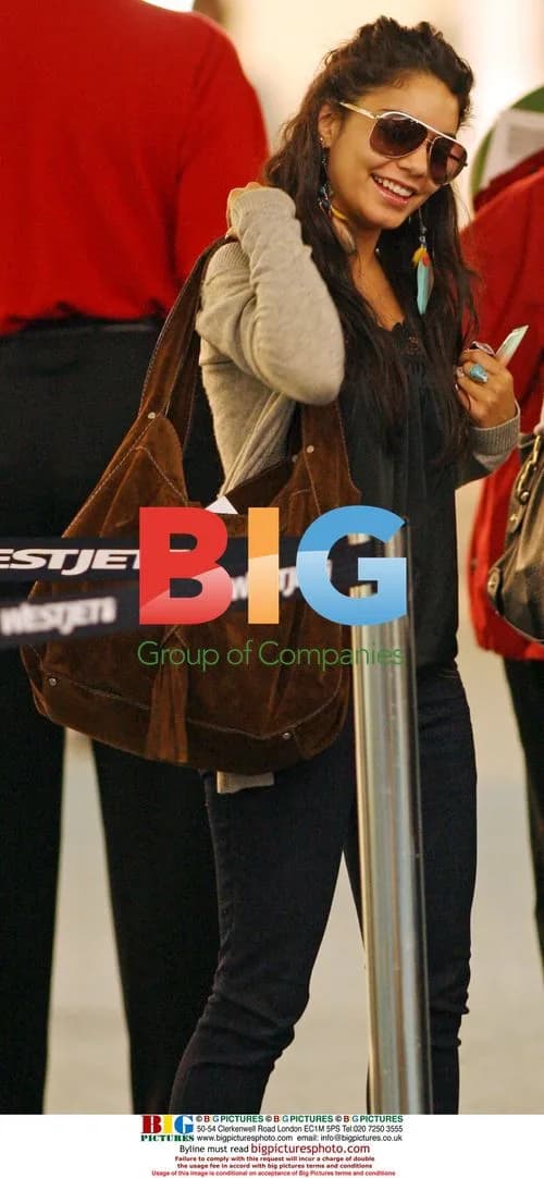 Vanessa Hudgens arrives au natural at YVR