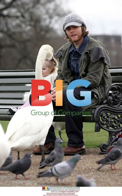 Brian McFadden with daughters in Hyde Park