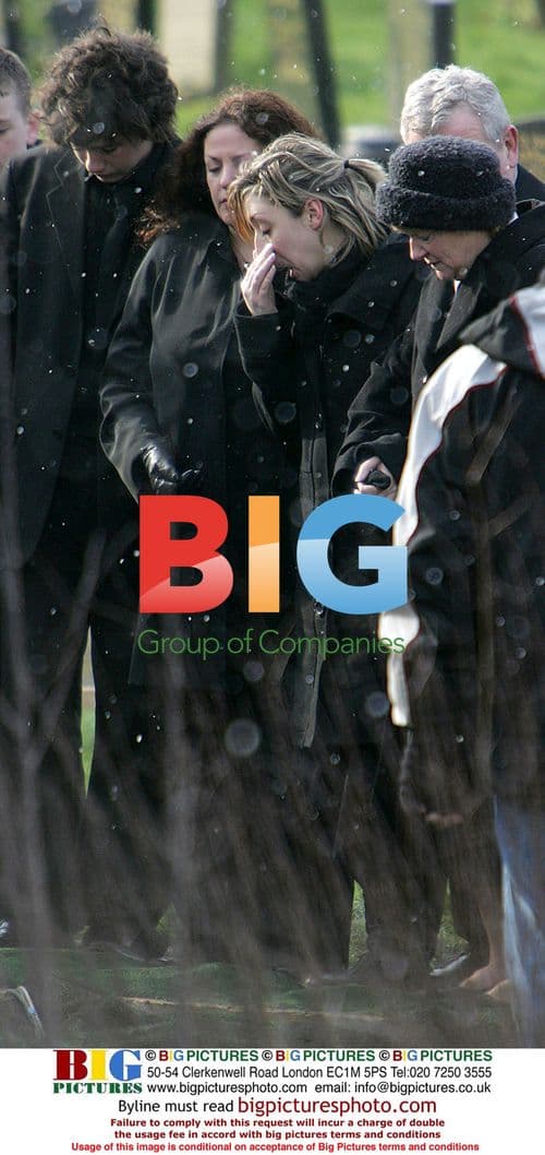 Corrie cast brave snow to film funeral