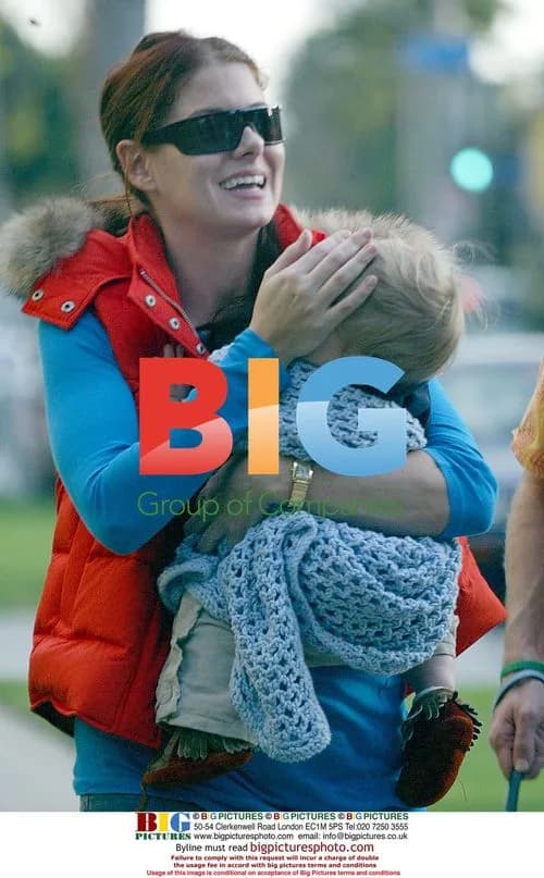 Debra Messing spends day shopping with baby Roman