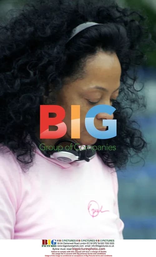 Diana Ross goes shopping in casual outfit