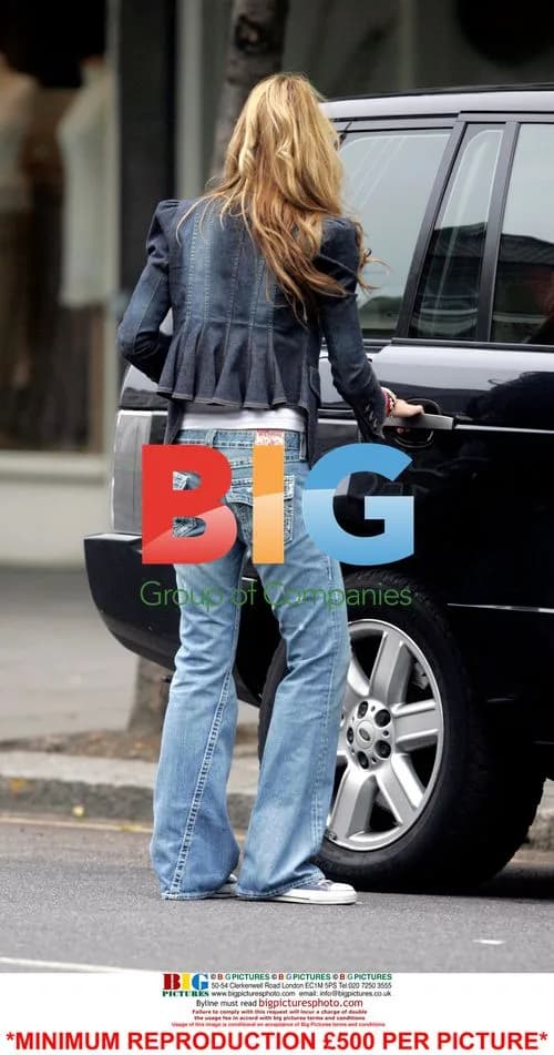 Elle Macpherson with son dealing with parking ticket