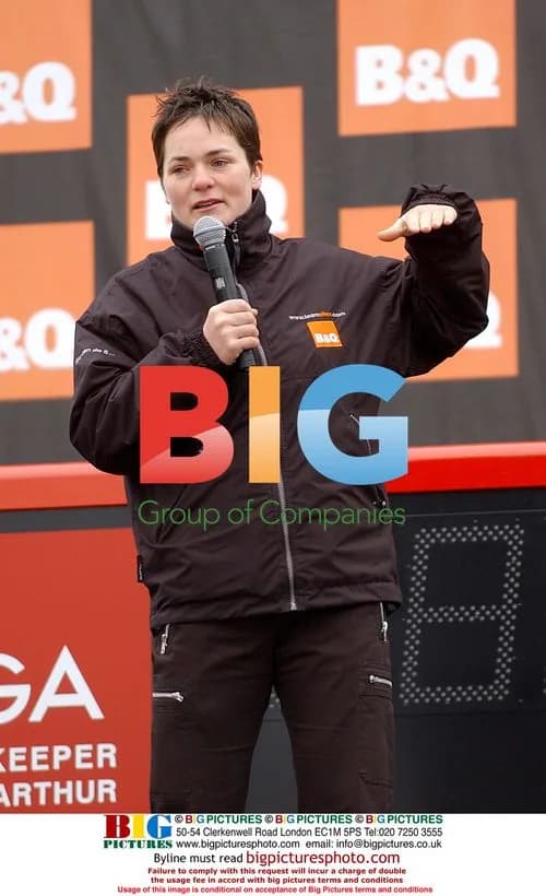 Ellen MacArthur Sails on Thames to Thank Fans