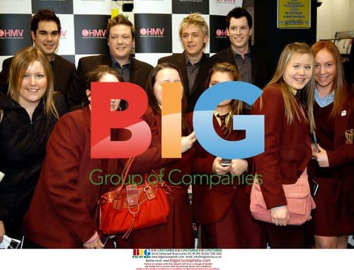 G4 Performing and Signing Autographs