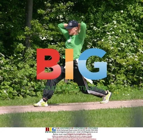 Gwen Stefani Jogging in London Park