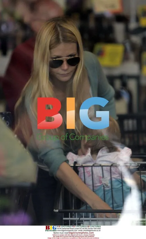 Gwyneth Paltrow Shopping with Baby Apple