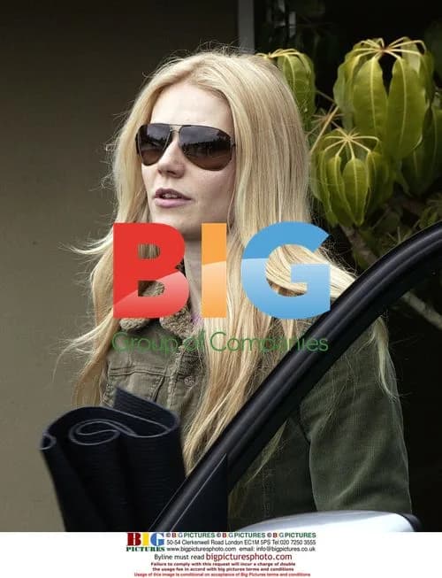 Gwyneth Paltrow Leaving Yoga Class