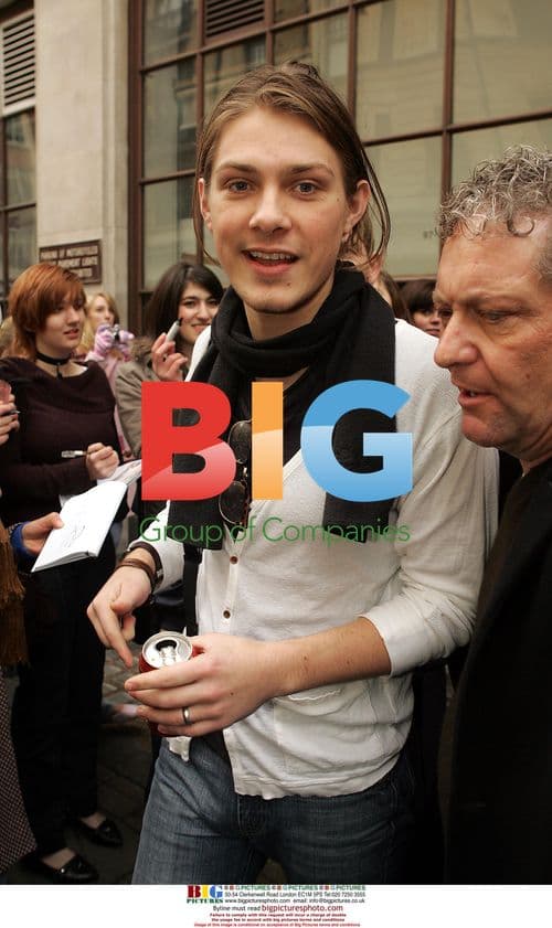 Hanson Pop Group Grab Lunch In London