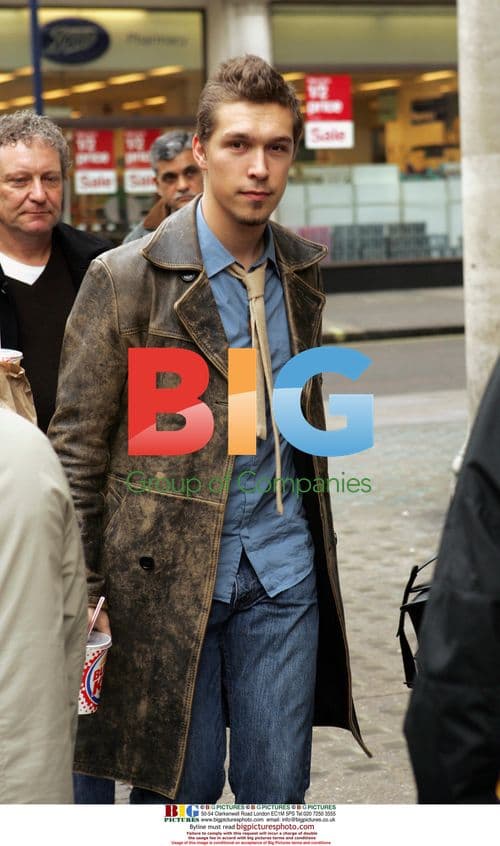 Hanson Mobbed by Fans in London