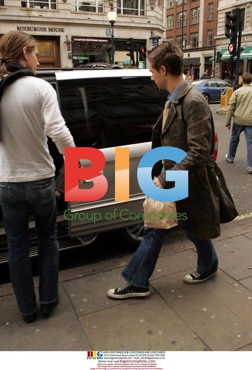 Hanson Mobbed by Fans in London