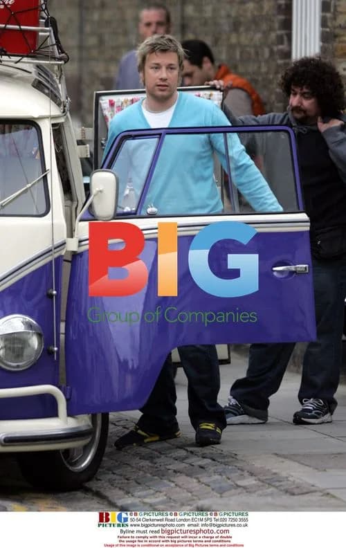 Jamie Oliver leaves for Italy trip