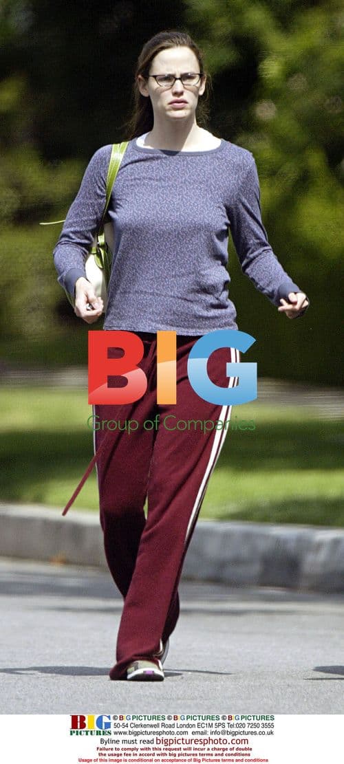 Jennifer Garner Out in LA Without Makeup