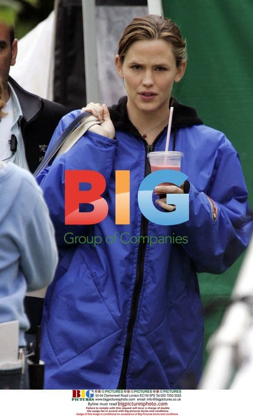 Pregnant Jennifer Garner on Set