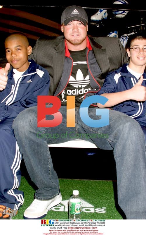 Jeremy Shockey Imprints Hands at Adidas Store