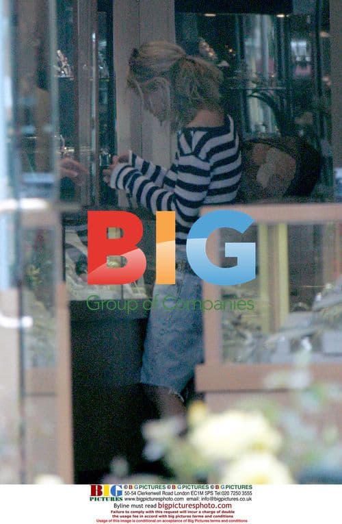 Jessica Simpson Out Shopping in The Valley