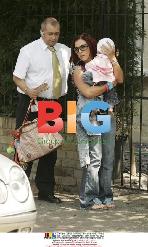Jessie Wallace leaves home with daughter