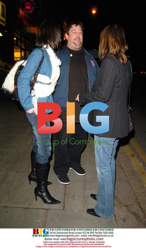 Johnny Vegas spotted chatting up brunets in London pub