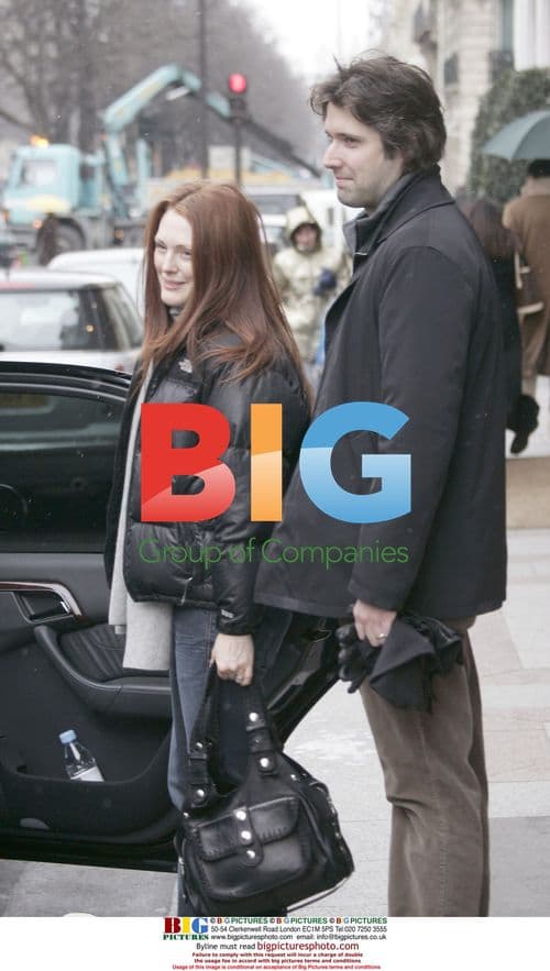 Julianne Moore and Bart Freundlich in Paris