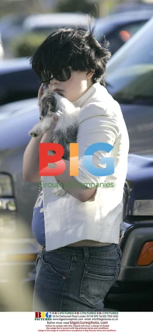 Kelly Osbourne Out at Malibu Market