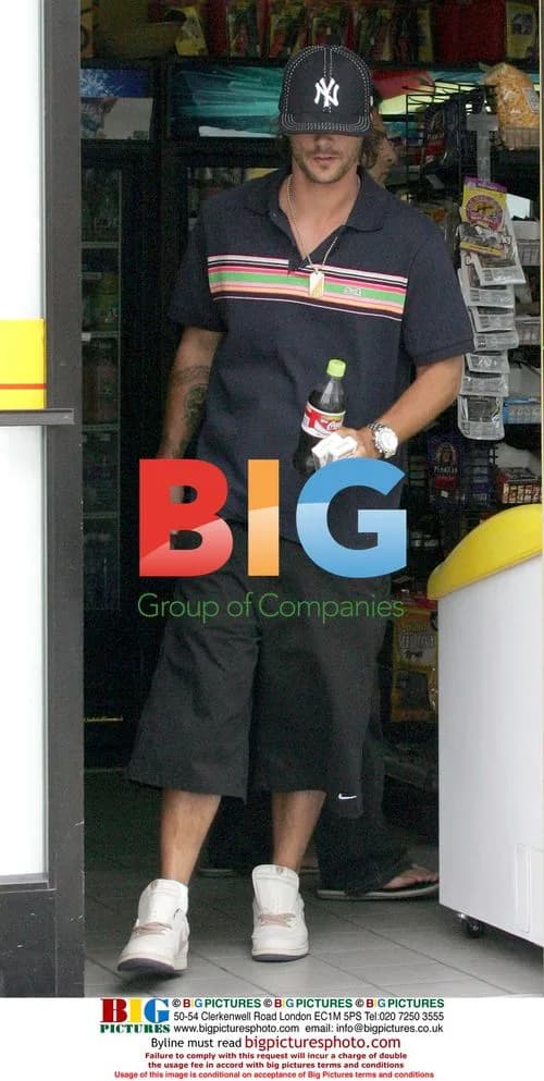 Kevin Federline Stops for Cigarettes and Drink in Malibu
