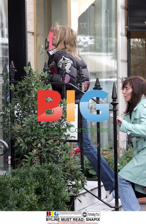 Kim Cattrall leaving beauty salon
