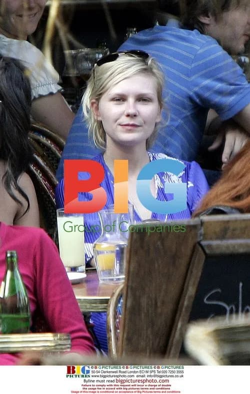 Kirsten Dunst Enjoys Cafe in Paris