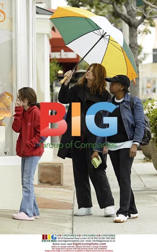 Kirstie Alley shops with kids in rain