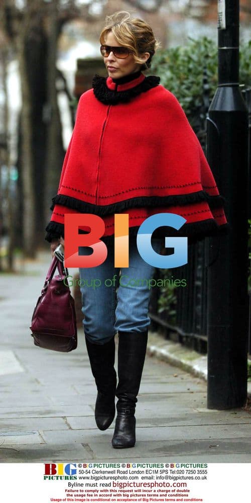 Kylie Minogue Strolls With Friends