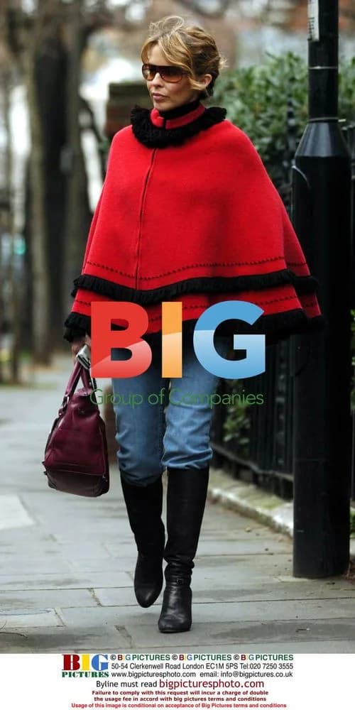 Kylie Minogue Strolls With Friends