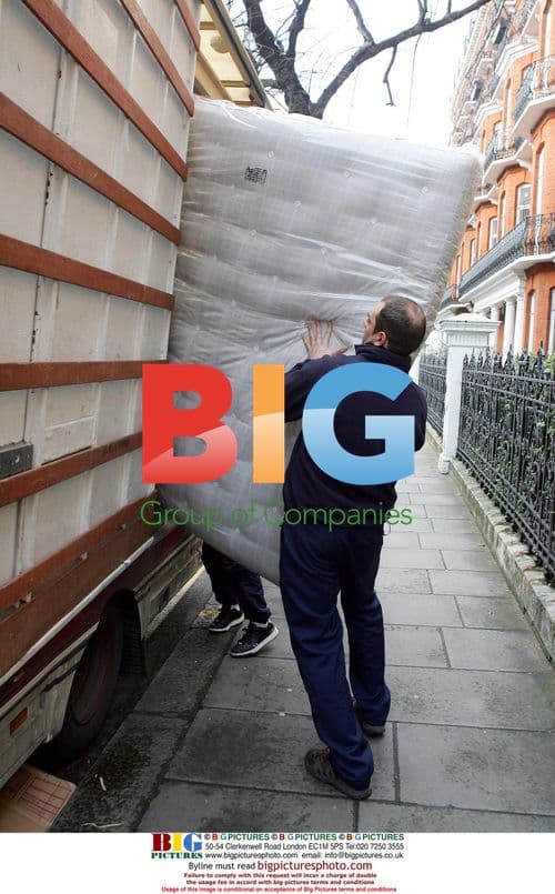 Kylie Minogue Moves Out of Chelsea Home