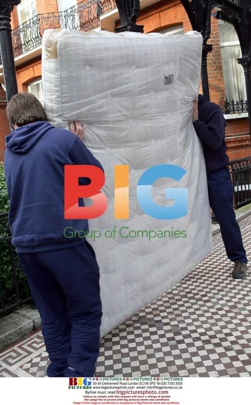 Kylie Minogue Moves Out of Chelsea Home