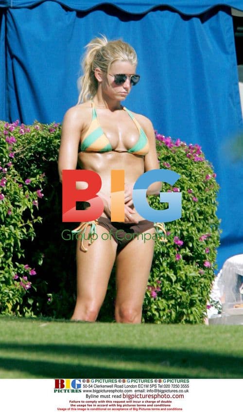 Nick Lachey and Jessica Simpson Vacation in Hawaii