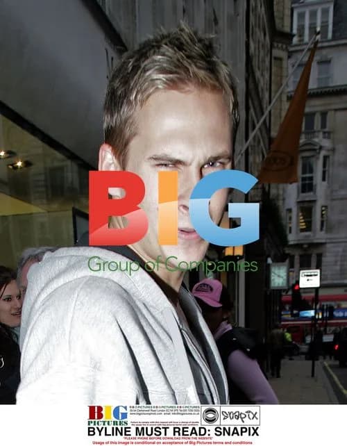 Lee Ryan and Stefanie Martinez shopping in London