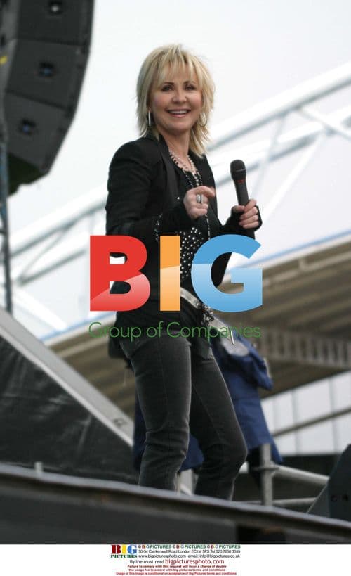 LULU on stage at Elton John concert