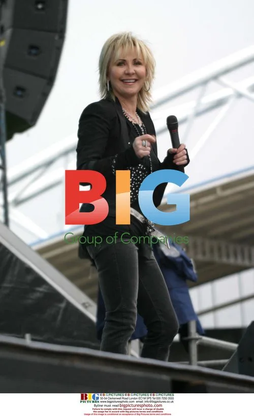 LULU on stage at Elton John concert